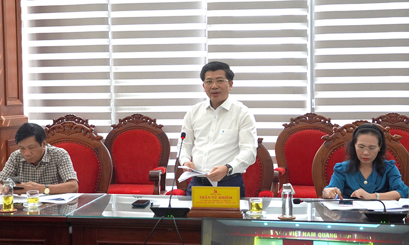 Đồng chí Trần Vũ Khiêm, Ủy viên Ban Thường vụ, Trưởng ban Tổ chức Tỉnh ủy Quảng Bình báo cáo các nội dung liên quan tại phiên họp.