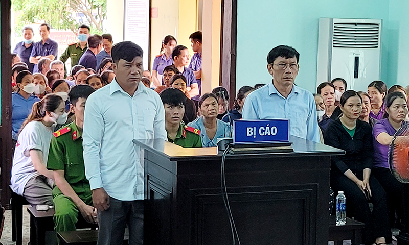 Với những sai phạm của mình, ông Hoàng Văn Đức (người bên phải), nguyên Chủ tịch UBND xã Hoàn Trạch “chạy trời không khỏi nắng”.      