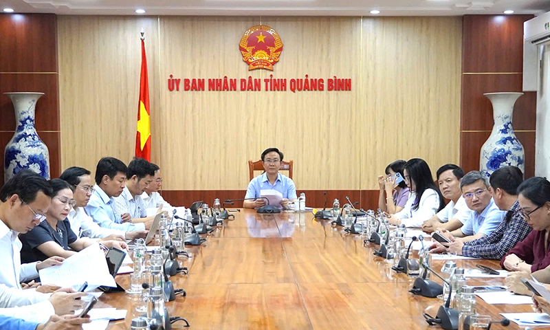 Đồng chí Phó Chủ tịch UBND tỉnh Hoàng Xuân Tân và các đại biểu dự hội nghị tại điểm cầu Quảng Bình.
