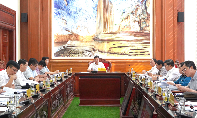 Các đồng chí trong Ban Thường vụ Tỉnh ủy tham dự cuộc họp tại điểm cầu Tỉnh ủy Quảng Bình.