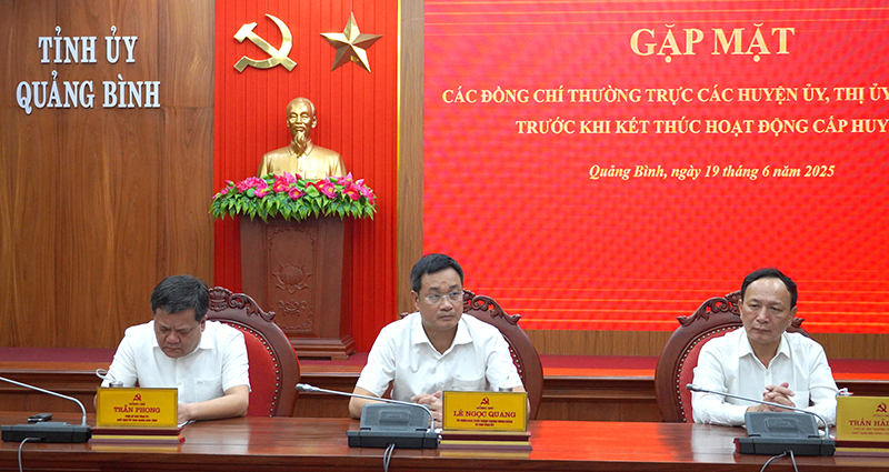 Các đồng chí Thường trực Tỉnh ủy điều hành buổi gặp mặt.
