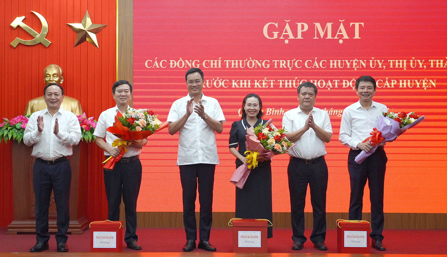 Các đồng chí Thường trực Tỉnh ủy tặng quà và hoa cho Thường trực Thành ủy Đồng Hới.