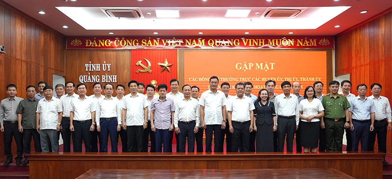 Các đồng chí lãnh đạo tỉnh chụp ảnh với Thường trực các huyện ủy, thị ủy, thành ủy.