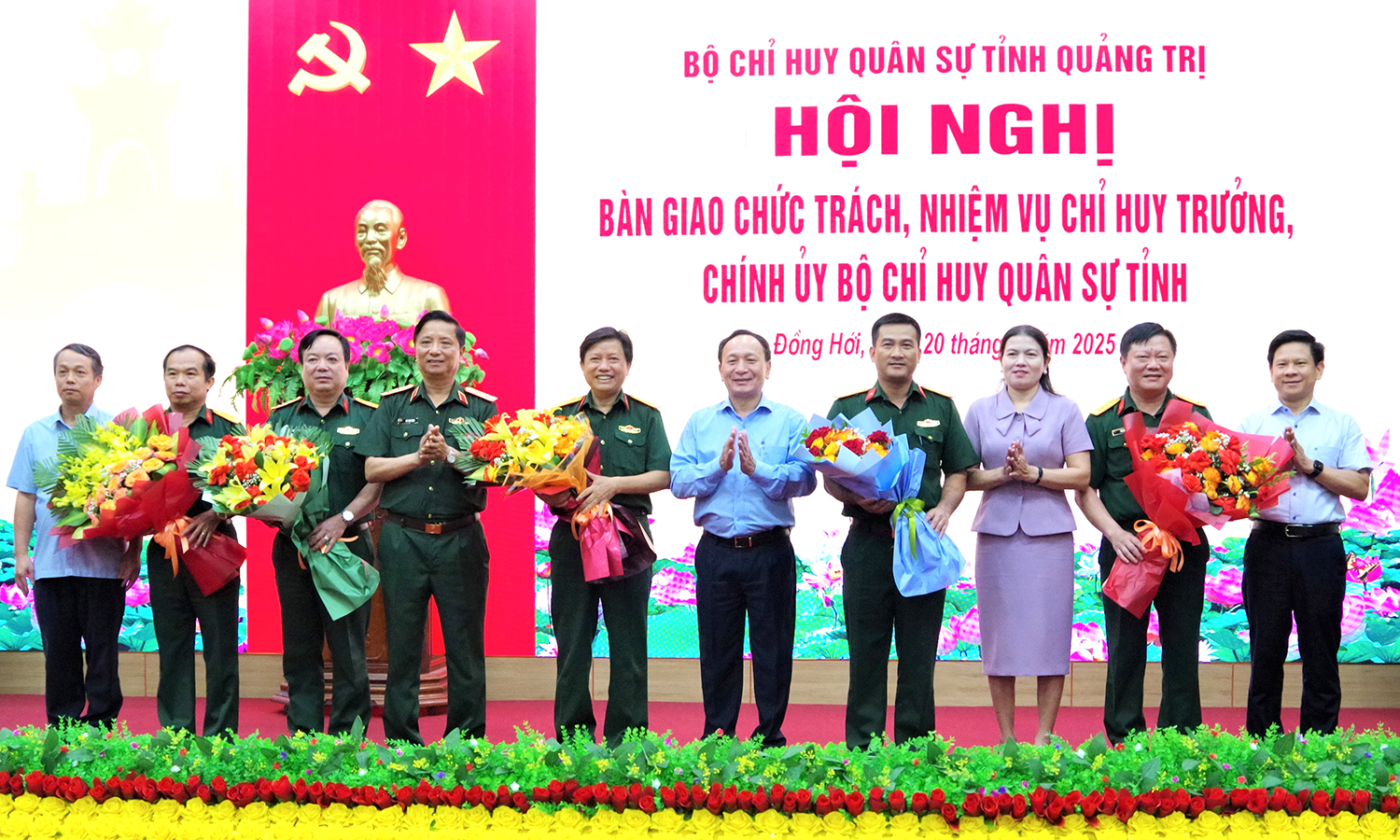 Thủ trưởng Bộ Tư lệnh Quân khu và lãnh đạo tỉnh tặng hoa chúc mừng đồng chí đại tá Đoàn Sinh Hòa và đại tá Lê Hồng Việt.