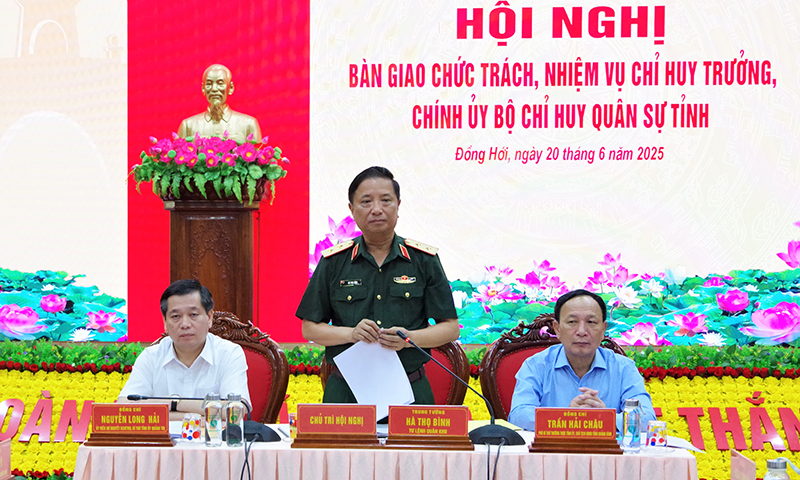 Đồng chí Trung tướng Hà Thọ Bình, Tư lệnh Quân khu 4 đặt vấn đề tại hội nghị.