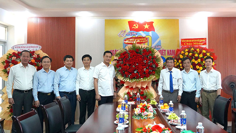 Đồng chí Lê Ngọc Quang, Ủy viên Trung ương Đảng, Bí thư Tỉnh ủy và các đồng chí lãnh đạo tỉnh chúc mừng Báo và Đài PT-TH Quảng Bình