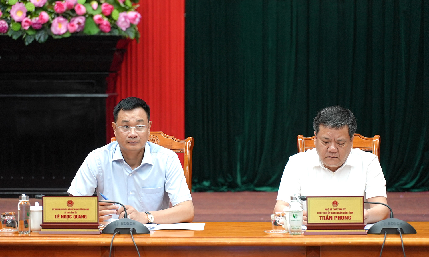 Đồng chí Bí thư Tỉnh ủy Lê Ngọc Quang và đồng chí Chủ tịch UBND tỉnh Trần Phong dự phiên họp tại điểm cầu Quảng Bình.