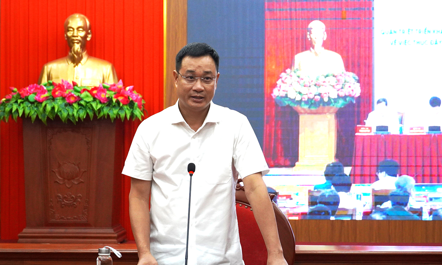 Đồng chí Bí thư Tỉnh ủy Lê Ngọc Quang trình bày tham luận tại hội nghị.