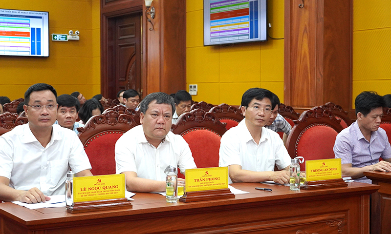 Các đại biểu tham dự hội nghị tại điểm cầu Quảng Bình.
