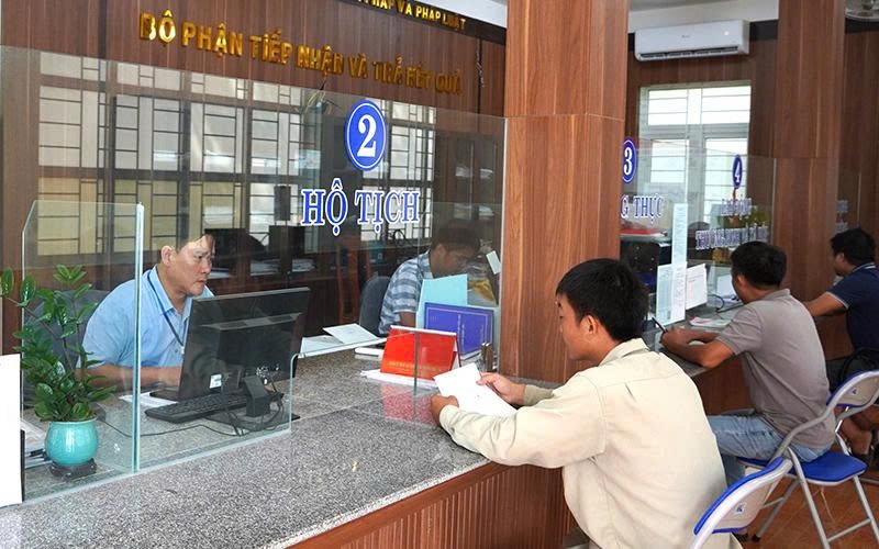 Cán bộ, công chức phường Đồng Sơn sẵn sàng cho công tác giải quyết thủ tục hành chính cho người dân, doanh nghiệp