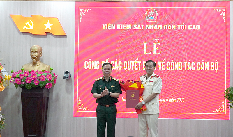 Đồng chí Trung tướng Tạ Quang Khải, Phó Viện trưởng VKSND Tối cao trao quyết định bổ nhiệm Viện trưởng Viện Kiểm sát nhân dân tỉnh Quảng Trị sau hợp nhất cho đồng chí Nguyễn Tiến Hùng.