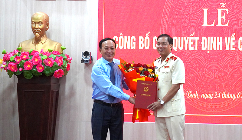 Đồng chí Phó Bí thư Thường trực Tỉnh ủy, Chủ tịch HĐND tỉnh Trần Hải Châu tặng hoa, chúc mừng đồng chí Nguyễn Tiến Hùng.