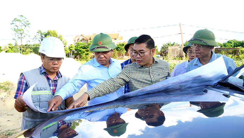 Đồng chí Phó Chủ tịch Thường trực UBND tỉnh Đoàn Ngọc Lâm kiểm tra tiến độ khu tái định cư Cầu Nhât Lệ 3