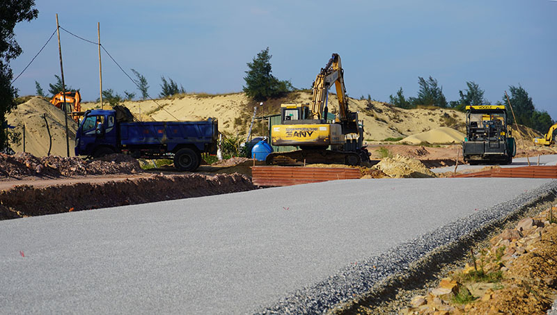 Đường hai đầu cầu thuộc Dự án Cầu Nhật Lệ 3 đang được đẩy nhanh tiến độ