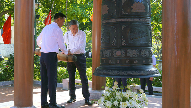 Đồng chí Tổng Bí thư Tô Lâm và đồng chí Bí thư Tỉnh ủy Quảng Bình Lê Ngọc Quang thỉnh chuông tưởng nhớ Chủ tịch Hồ Chí Minh và các Anh hùng liệt sỹ