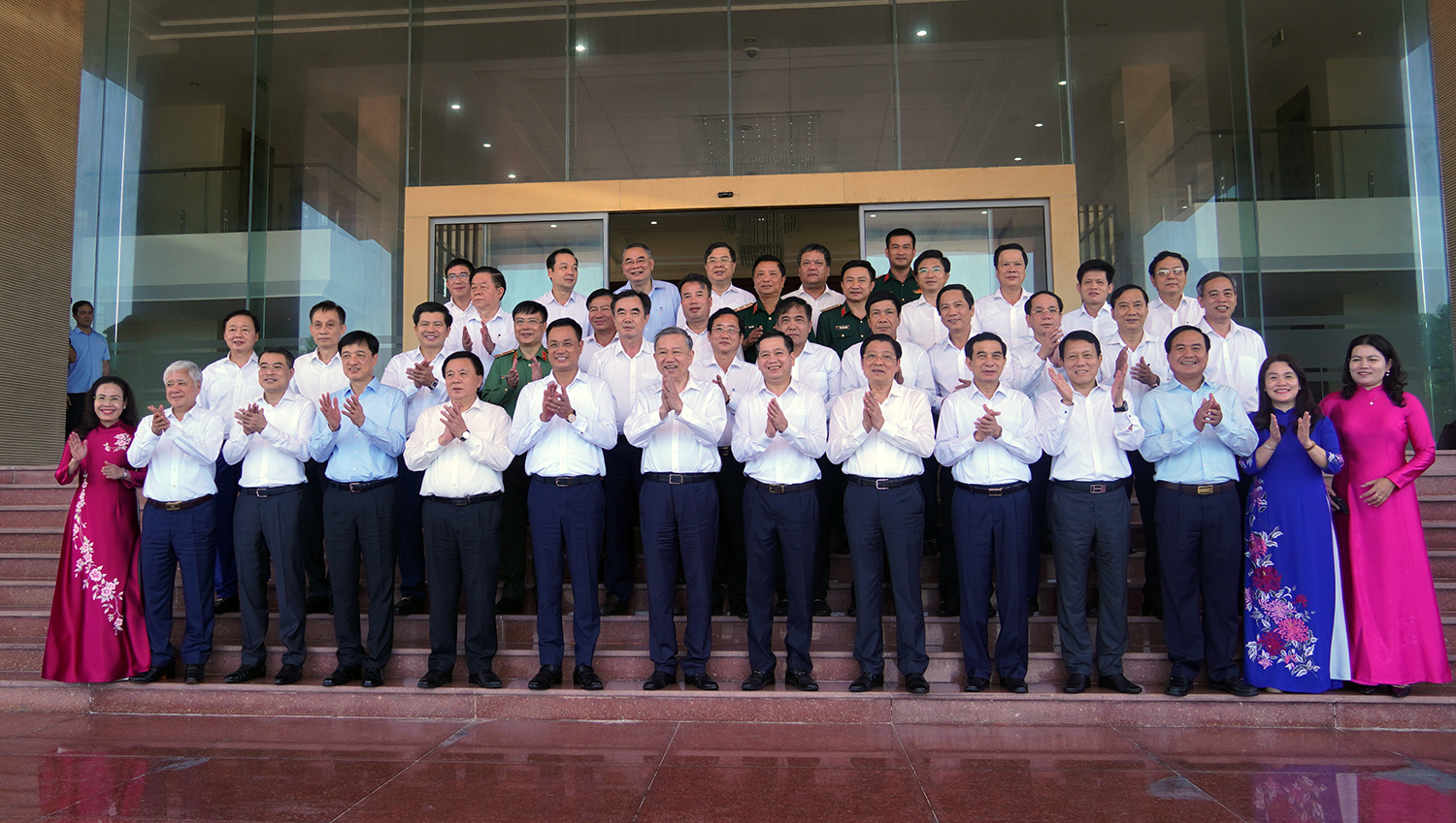 Đồng chí Tổng Bí thư Tô Lâm và đoàn công tác Trung ương chụp ảnh lưu niệm cùng Ban Thường vụ Tỉnh ủy Quảng Bình và Quảng Trị