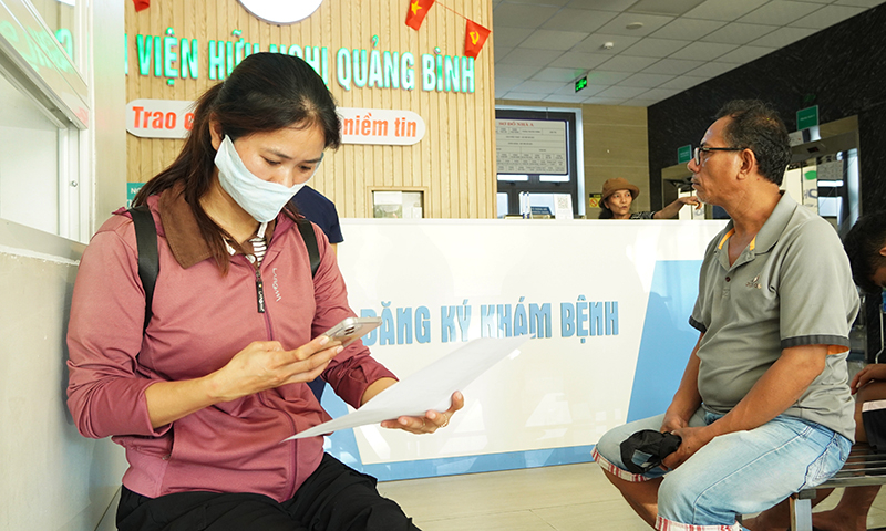 Chị Hoàng Thị Ngân ở xã Hàm Ninh (Quảng Ninh) trải nghiệm tra cứu kết quả online.