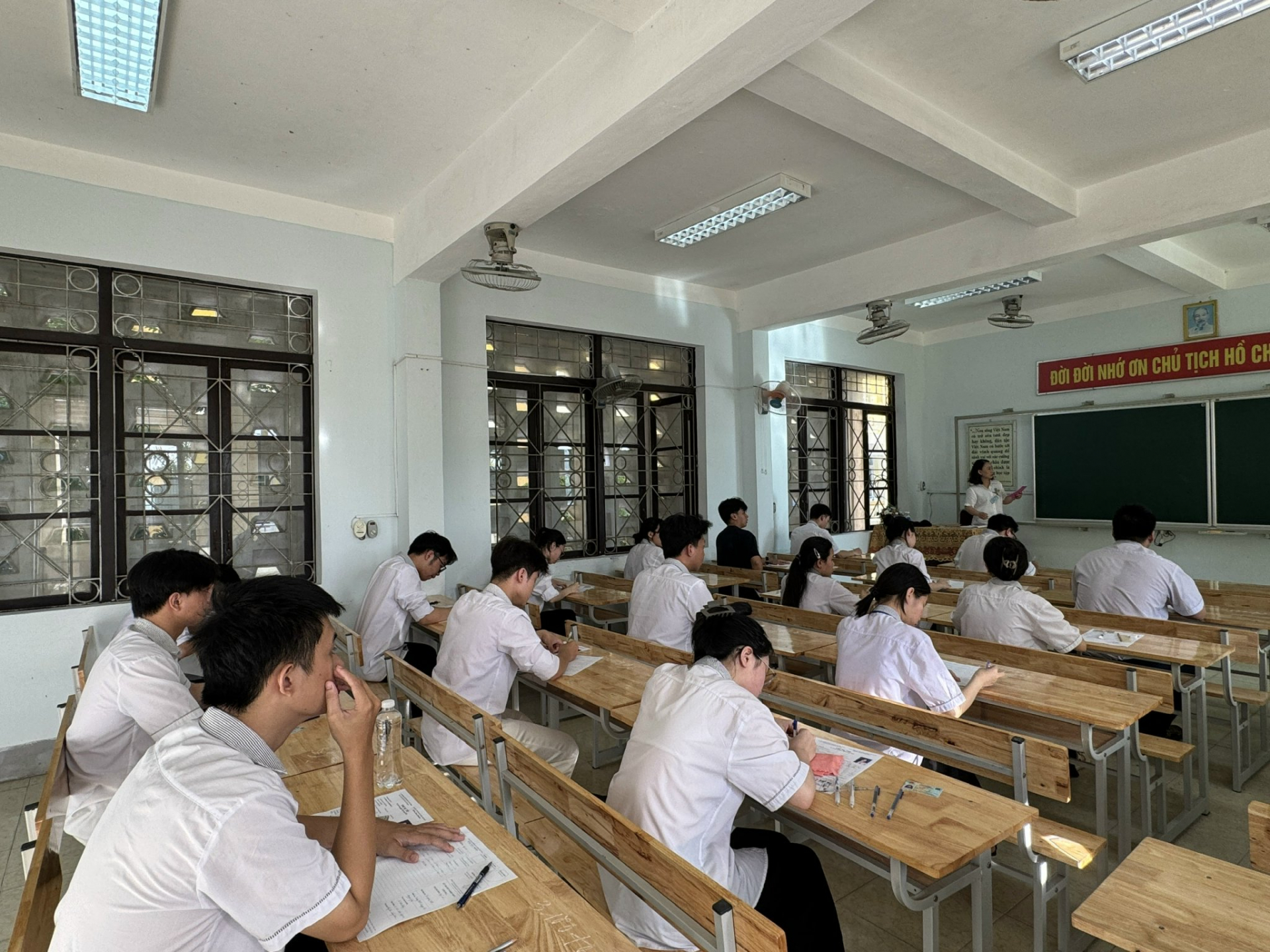 Cán bộ coi thi nhắc lại quy chế thi cho thí sinh trước khi thi
