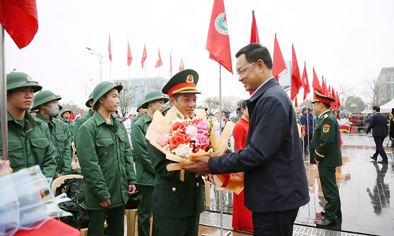 Đồng chí Bí thư Tỉnh ủy Lê Ngọc Quang tặng hoa động viên đơn vị tuyển quân và tân binh lên đường nhập ngũ
