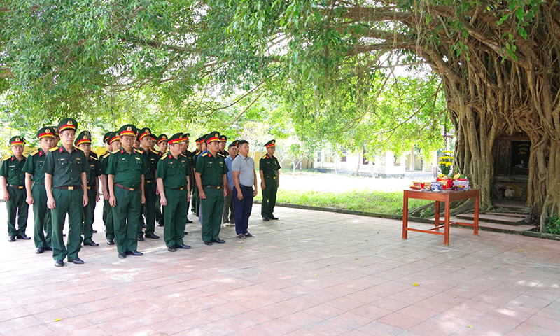 Đoàn đại biểu Bộ CHQS tỉnh dâng hương tại Khu di tích An Sinh.