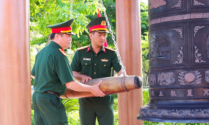 Đại tá Đoàn Sinh Hòa, Chỉ huy trưởng và đại tá Trương Như Ý, Phó Chính ủy Bộ CHQS tỉnh thực hiện nghi thức thỉnh chuông tại Đền thờ Bác Hồ và các anh hùng liệt sỹ tỉnh.