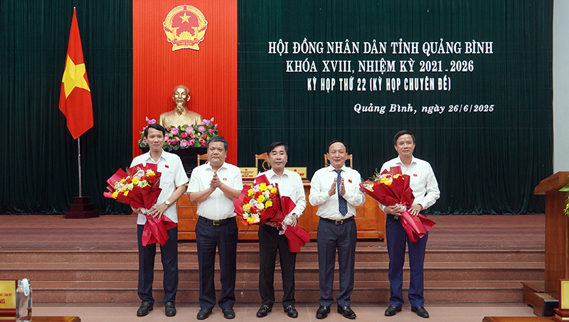Đồng chí Chủ tịch HĐND tỉnh Trần Hải Châu và đồng chí Chủ tịch UBND tỉnh Trần Phong tặng hoa các đồng chí vừa được miễn nhiệm Ủy viên UBND tỉnh và thôi làm nhiệm vụ đại biểu HĐND tỉnh