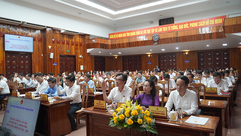 Đại biểu biểu quyết thông qua nghị quyết tại kỳ họp