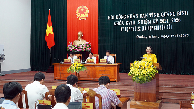 Đại diện Ban Kinh tế - Ngân sách trình bày báo cáo tại kỳ họp