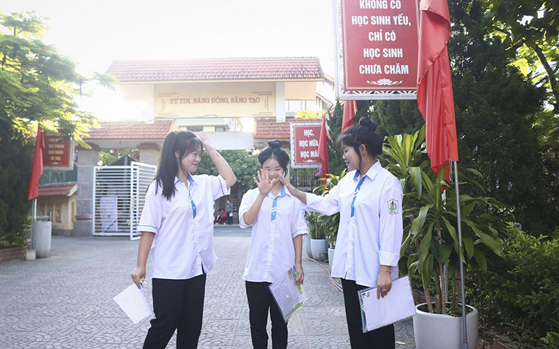 Thí sinh động viên nhau cùng cố gắng đạt điểm cao trong kỳ thi