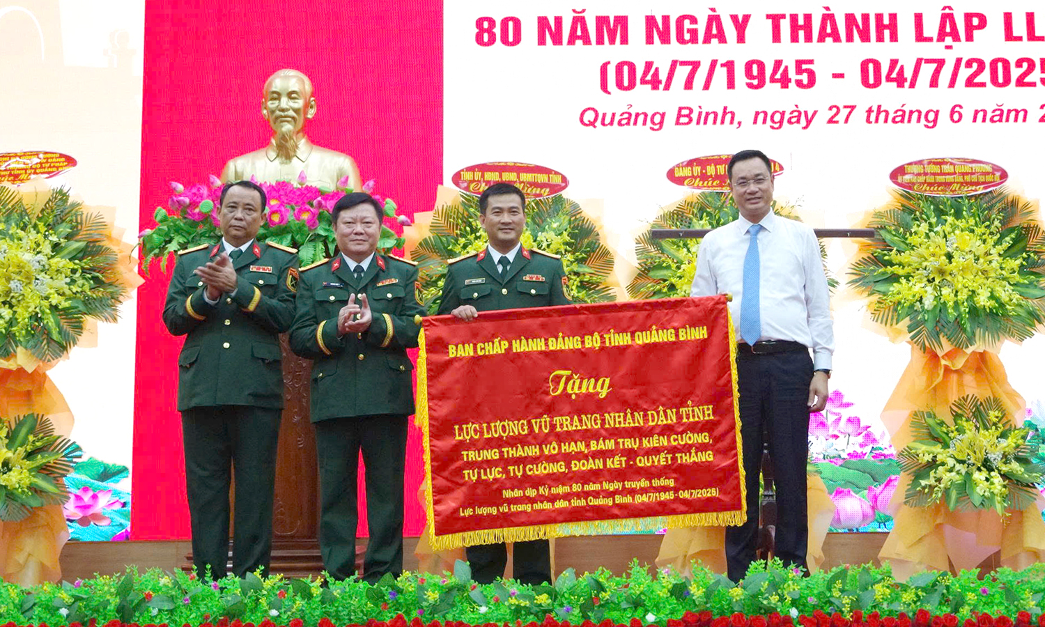 Đồng chí Bí thư Tỉnh ủy, Bí thư Đảng ủy Quân sự tỉnh Lê Ngọc Quang trao bức trướng cho Bộ CHQS tỉnh.