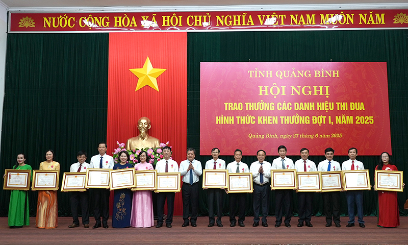 Các tập thể, cá nhân được Chủ tịch nước tặng thưởng Huân chương Lao động.