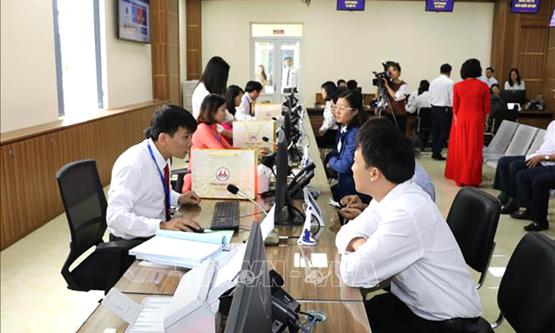 Người dân đến làm thủ tục hành chính tại Trung tâm Phục vụ hành chính công tỉnh Ninh Bình. Ảnh minh họa: Đức Phương/TTXVN