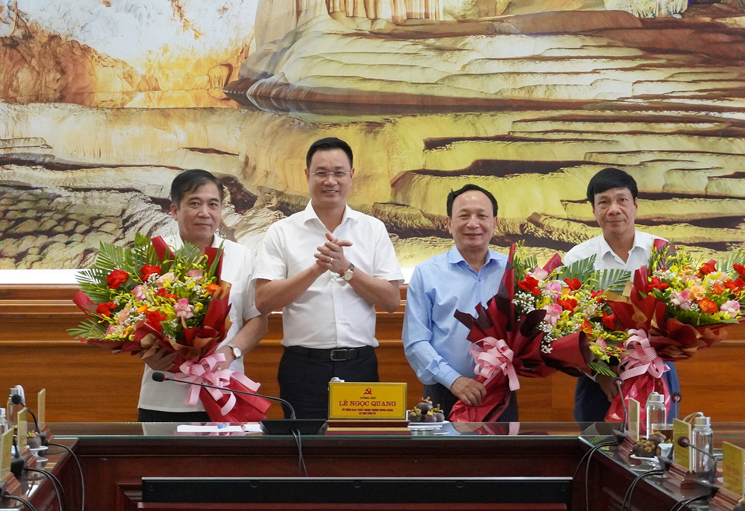 Đồng chí Bí thư Tỉnh ủy Lê Ngọc Quang tặng hoa chúc mừng các đồng chí cán bộ thuộc diện Ban Thường vụ Tỉnh ủy quản lý nghỉ hưu.