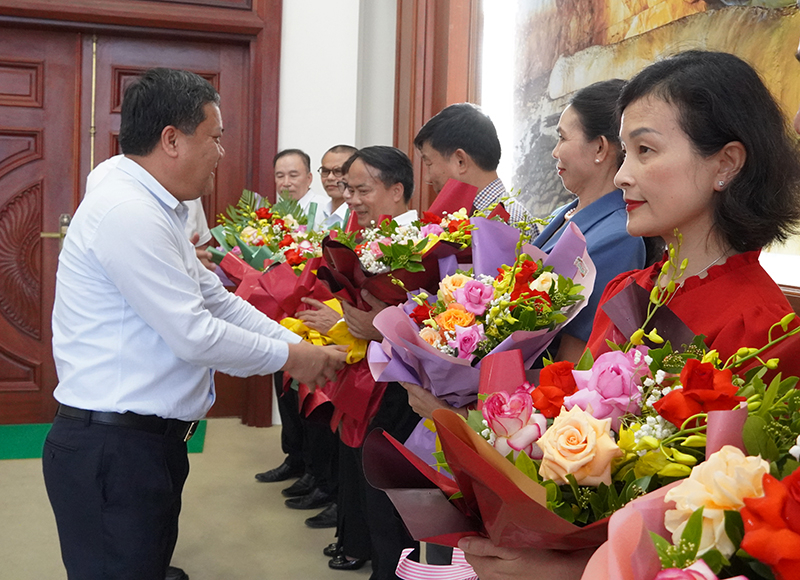 Đồng chí Trần Phong, Phó Bí thư Tỉnh ủy, Chủ tịch UBND tỉnh tặng hoa chúc mừng các đồng chí cán bộ thuộc diện Ban Thường vụ Tỉnh ủy quản lý nghỉ hưu.