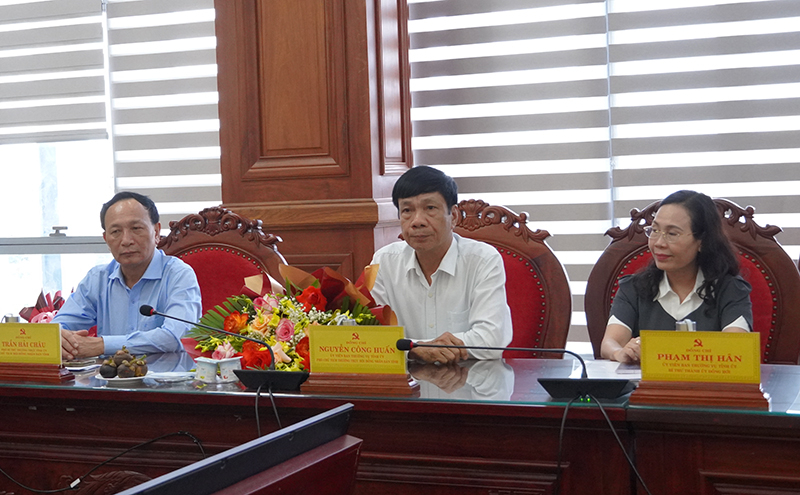 Các đồng chí lãnh đạo tỉnh tham dự buổi gặp mặt.