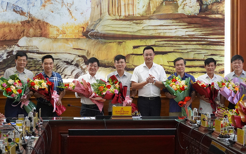 Đồng chí Bí thư Tỉnh ủy Lê Ngọc Quang tặng hoa chúc mừng các đồng chí cán bộ thuộc diện Ban Thường vụ Tỉnh ủy quản lý nghỉ hưu.