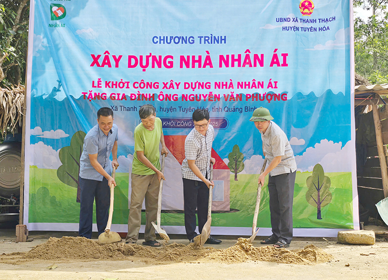 Lễ khởi công xây dựng nhà nhân ái cho gia đình ông Nguyễn Văn Phượng.