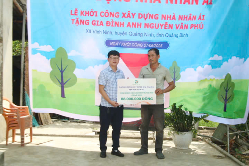 Trao tiền hỗ trợ làm nhà nhân ái cho gia đình anh Nguyễn Văn Phú.
