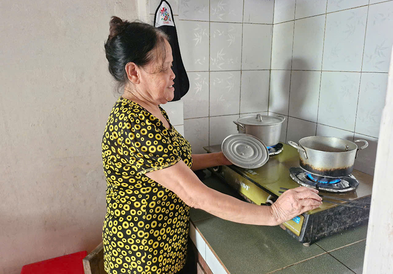 Hỗ trợ làm nhà ở đã mang lại niềm vui cho nhiệu hộ gia đình người có công với cách mạng, thân nhân liệt sĩ.   2. Những ngôi nhà mới hoàn thành sẽ giúp cho nhiều người có công với cách mạng, thân nhân liệt sĩ tại huyện Tuyên Hóa mỗi mùa mưa bão.