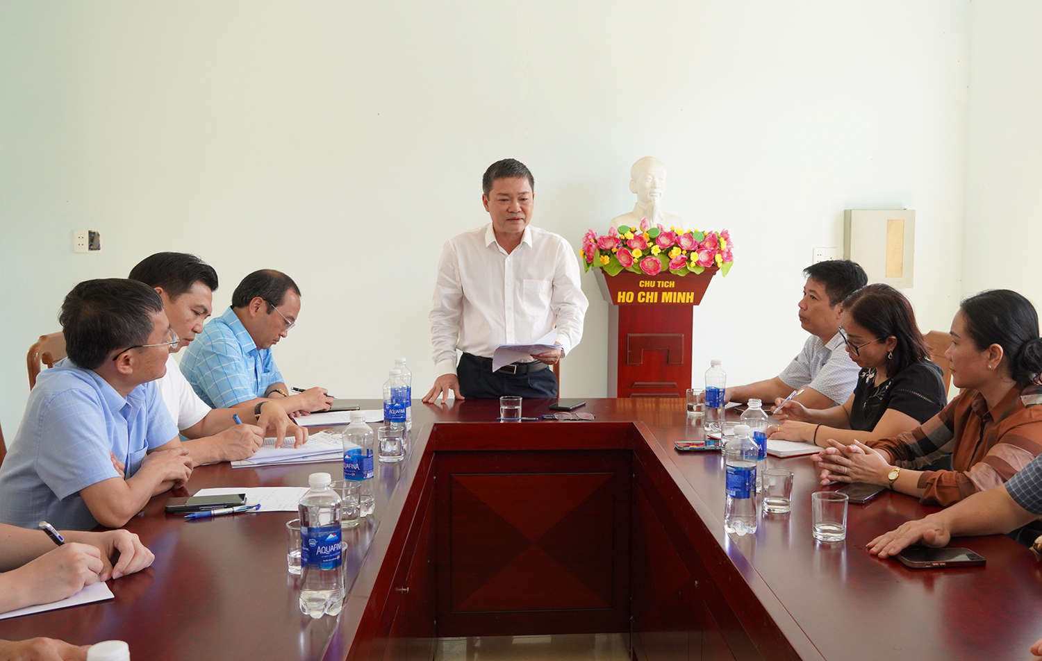 Phó Chủ tịch UBND tỉnh Phan Phong Phú phát biểu tại buổi làm việc với xã Kim Điền (mới). 