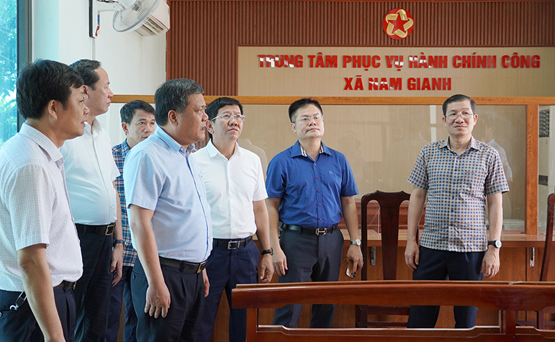 Đồng chí Chủ tịch UBND tỉnh Trần Phong kiểm tra tại Trung tâm hành chính công xã…