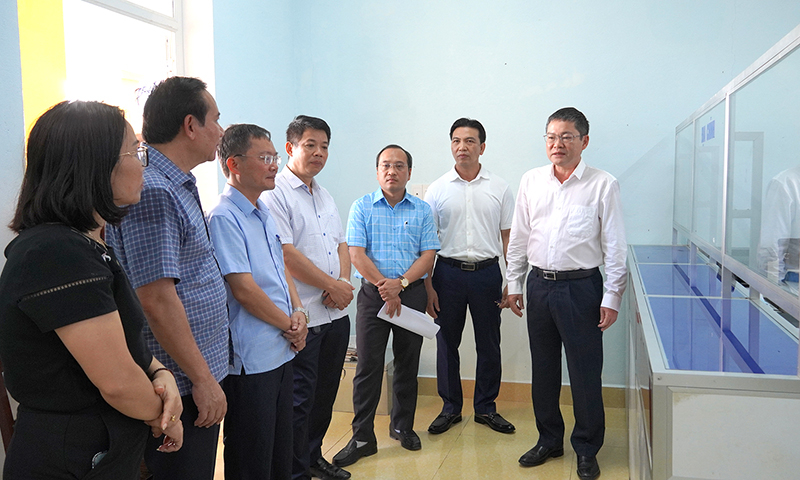 Đồng chí Phó Chủ tịch UBND tỉnh Phan Phong Phú kiểm tra thực tế công tác chuẩn bị vận hành bộ máy chính quyền địa phương 2 cấp tại xã Kim Điền (mới).