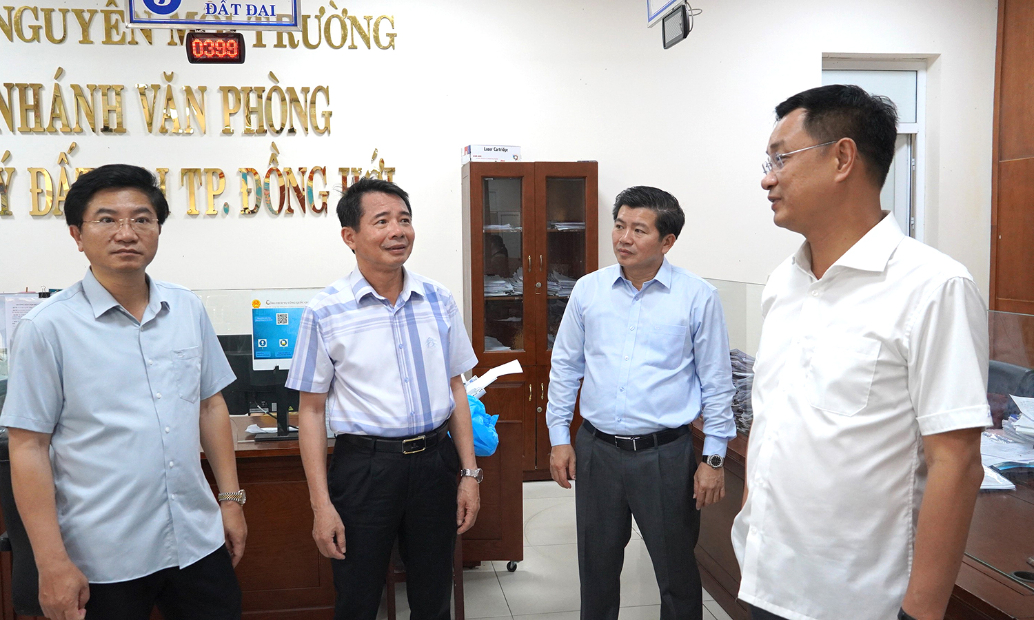 Đồng chí Bí thư Tỉnh ủy Lê Ngọc Quang kiểm tra công tác chuẩn bị vận hành bộ máy chính quyền tại phường Đồng Hới (mới).