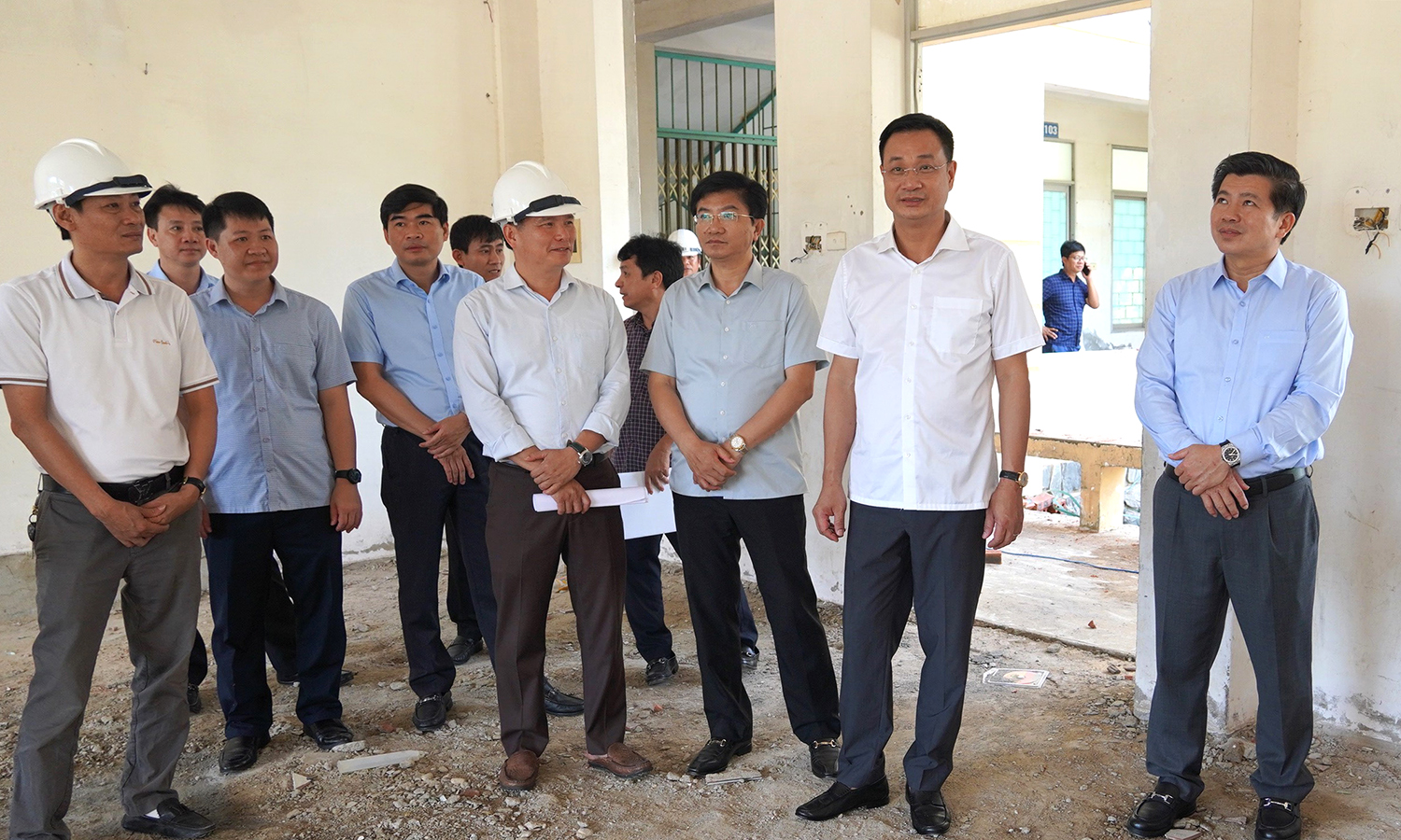 Đồng chí Bí thư Tỉnh ủy Lê Ngọc Quang kiểm tra công tác bảo đảm nhà ở công vụ tại Trường Đại học Quảng Bình. 