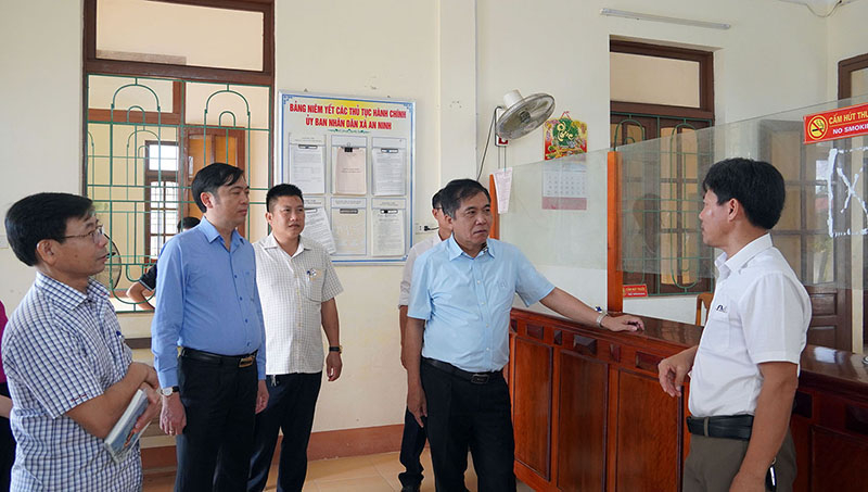 Đồng chí Phó Chủ tịch Thường trực UBND tỉnh Đoàn Ngọc Lâm kiểm tra công tác chuẩn bị tại xã An Ninh, huyện Quảng Ninh.
