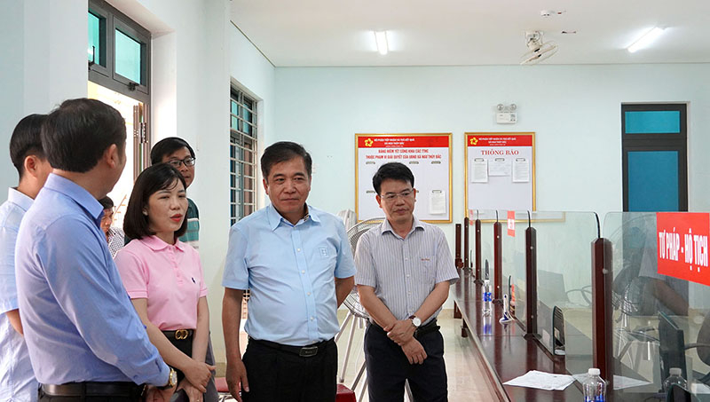 Đồng chí Phó Chủ tịch Thường trực UBND tỉnh Đoàn Ngọc Lâm kiểm tra công tác chuẩn bị tại xã Ngư Thủy Bắc, trung tâm hành chính xã Cam Hồng