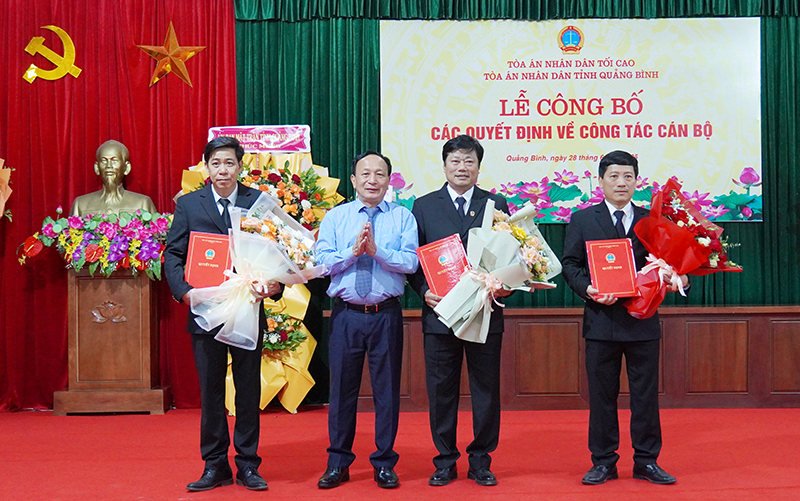  Thừa ủy quyền của Chánh án TAND Tối cao, đồng chí Phó Bí thư Thường trực Tỉnh ủy Trần Hải Châu trao quyết định bổ nhiệm cho các Phó Chánh án Tòa án nhân dân tỉnh Quảng Trị mới.