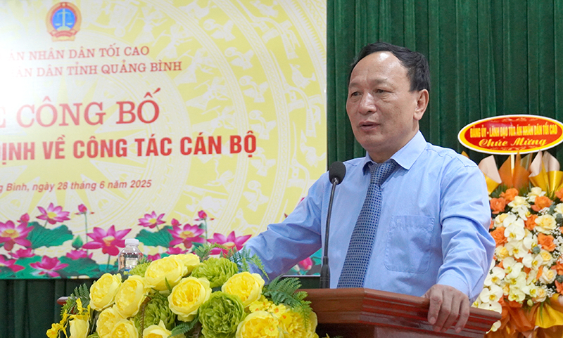  Đồng chí Trần Hải Châu phát biểu giao nhiệm vụ cho các đồng chí được bổ nhiệm Phó Chánh án Tòa án nhân dân tỉnh. 