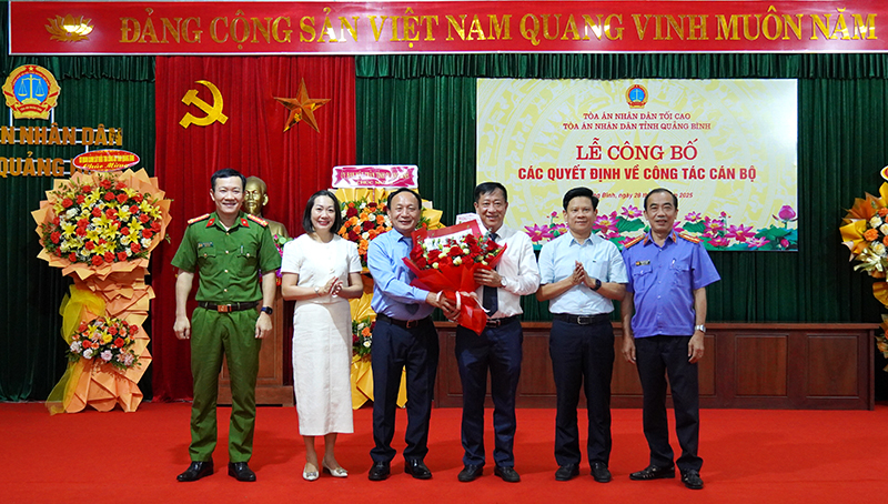 Đồng chí Phó Bí thư Thường trực Tỉnh ủy Trần Hải Châu tặng hoa chúc mừng đồng chí Nguyễn Hữu Tuyến được bổ nhiệm giữ chức Chánh án TAND tỉnh Quảng Trị mới.