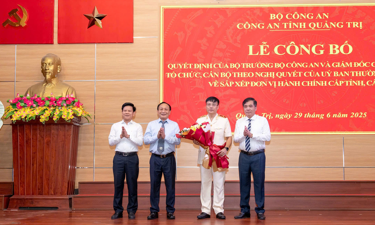 Lãnh đạo tỉnh Quảng Bình tặng hoa chúc mừng Thiếu tướng Nguyễn Thanh Liêm